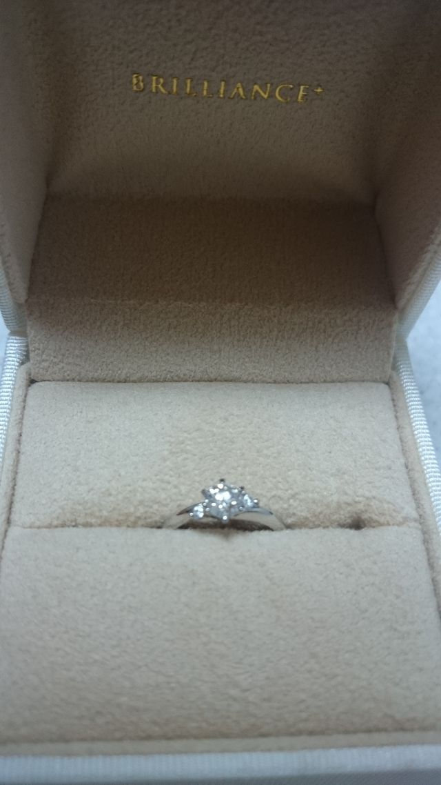 大きいダイヤは0.35カラットです。