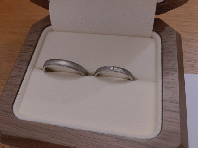 ホワイトゴールドで同じ加工を私は指輪の真ん中、旦那は両側へ