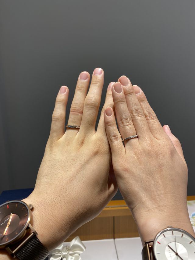 こだわって決めた指輪が手元に届き、早速着用しました！きれい！