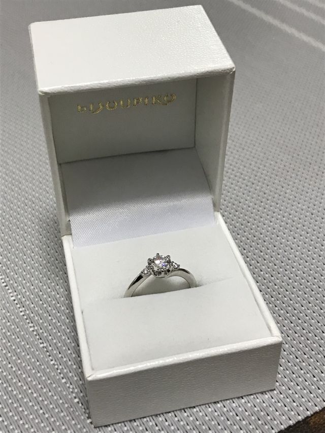 彼女への婚約指輪です。