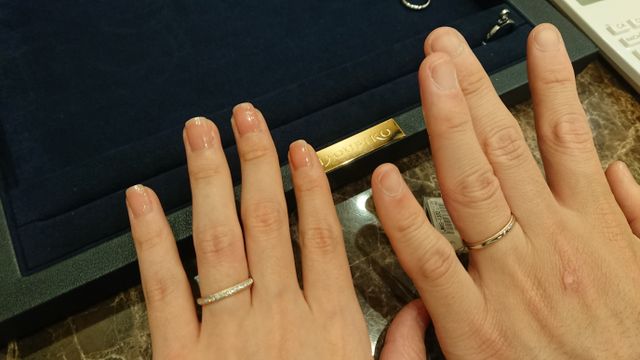 ピンクゴールドの入ったハーフエタニティリングです。