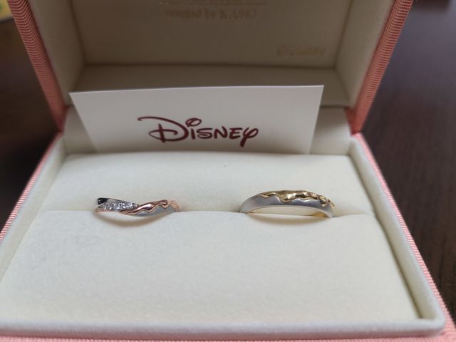 蜂蜜が垂れているかのような指輪。立体的で存在感が良い。