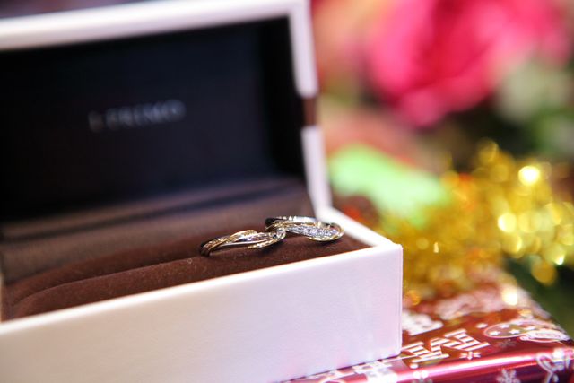 プラチナにゴールドのライン。女性はダイヤが入ってます