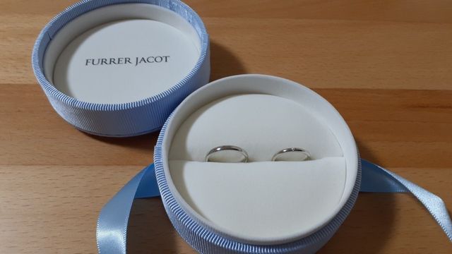 結婚指輪2本の写真。左側が男性用、右側が女性用に購入。