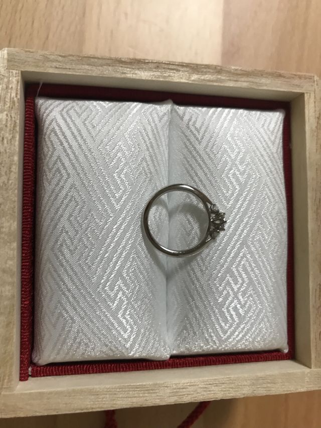 付属のボックスに入れ、指輪を横から撮影した写真