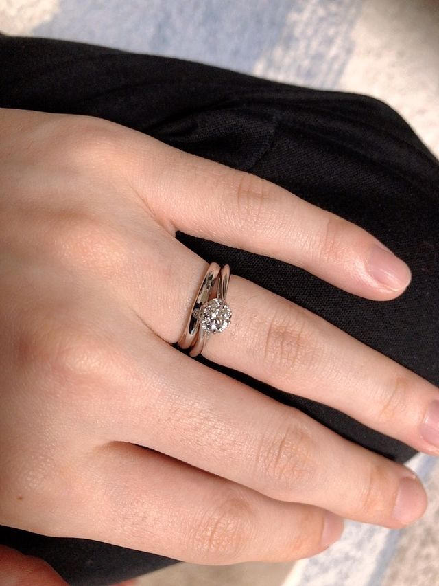 結婚指輪と一緒にはめて撮影しました。