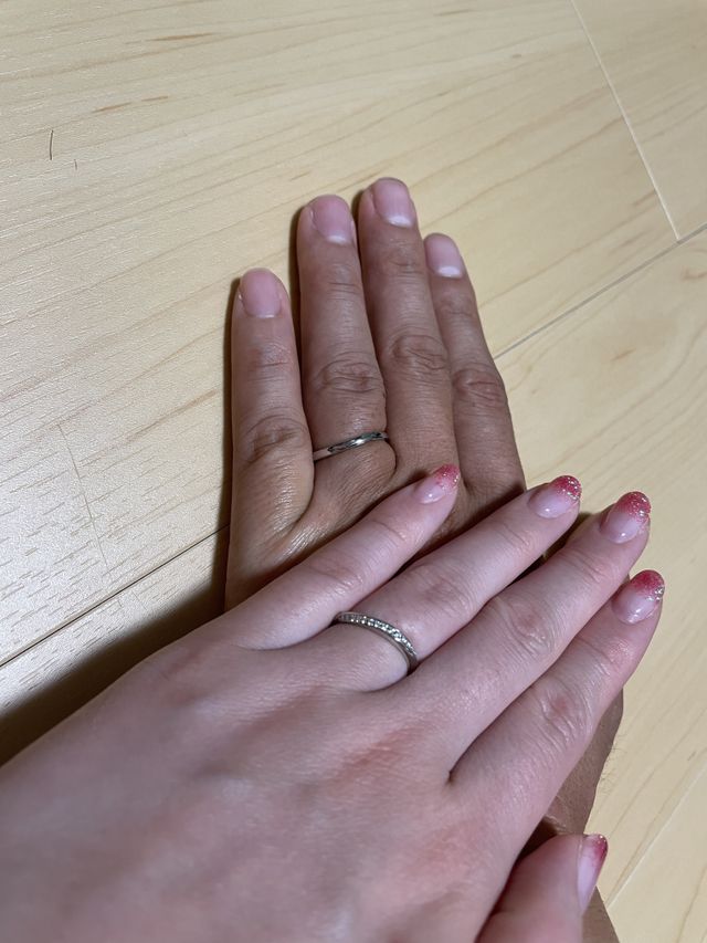 プラチナでウェーブタイプです。メレダイヤが乗ってます