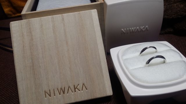 桐箱の中の白い陶器の箱に入っています