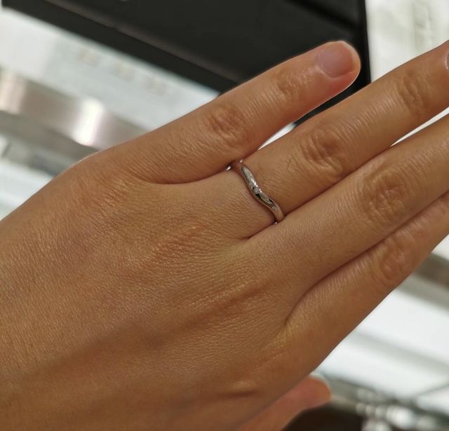 カーブドリングというデザインです。