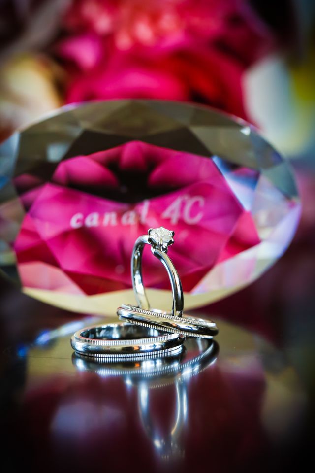 中心に石のついている指輪です。