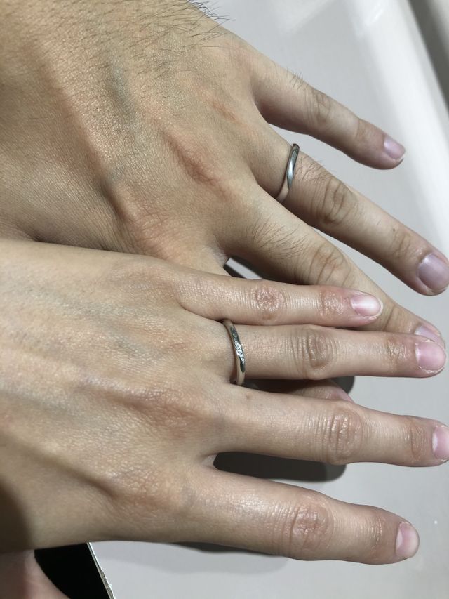 ストレートのラインに斜めにダイヤが入っています。