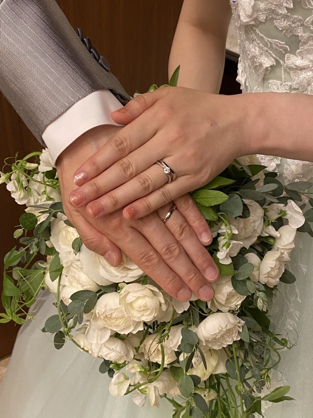 婚約指輪との重ね付けがピッタリできるデザインにしました。