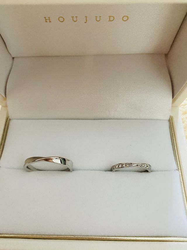 センターが絞られたハーフエタニティ。男性の方は半分マットに。