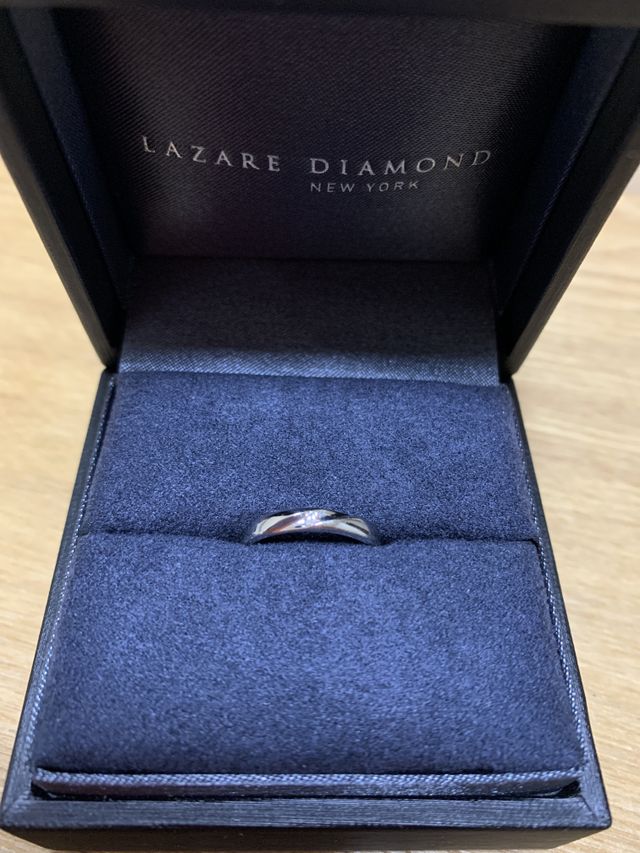 真ん中に一粒のダイヤが埋められていて、付けるとキラキラします