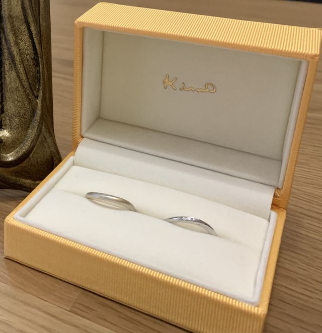 右が女性の指輪です。Paceのダイヤ3連でオーダーしました。