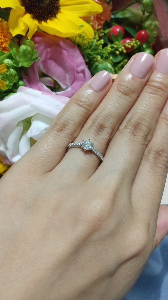 細身のアームで指が綺麗に見えます。