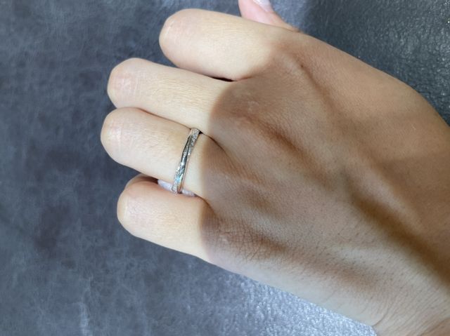 プラチナが真ん中にあり、その周りにダイヤがある