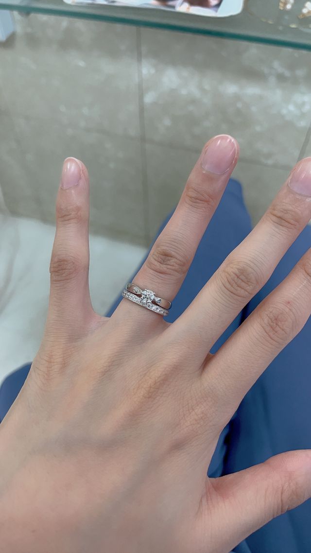 婚約指輪と重ね付けしたいと思って石の入ったデザインにしました