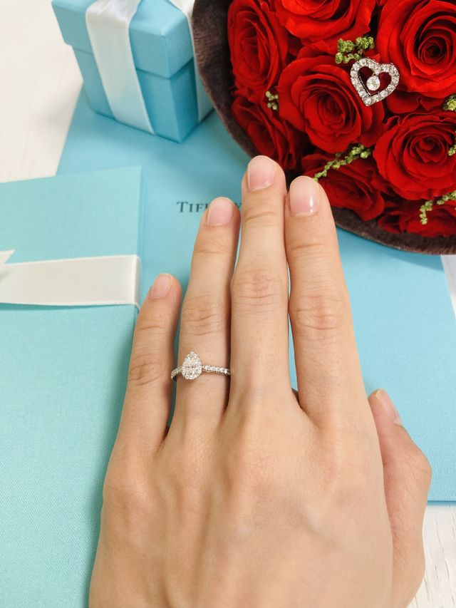 ペアシェイプのデザインです。