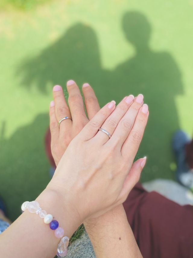 ペアで購入しました。華美すぎず、上品なデザインです。