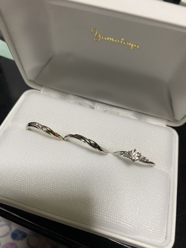 結婚指輪(左側2つ)可愛らしいデザインに惹かれて選びました。