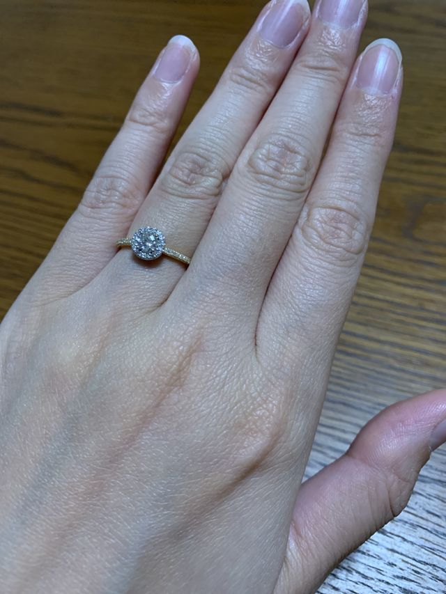 彼から買ってもらった婚約指輪です。