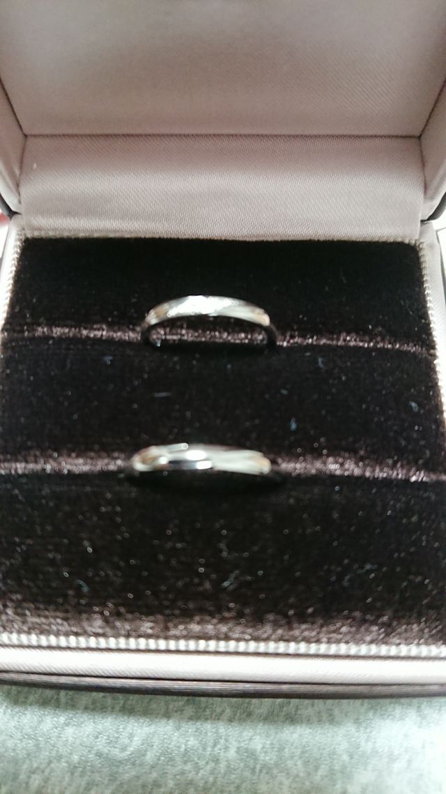 結婚指輪です。シンプルですけどキレイなデザインです。