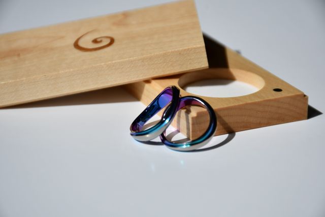 光の当たり具合で色が変わるので綺麗です。