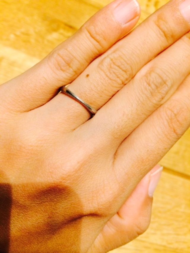 かなり細いシンプルな形です。