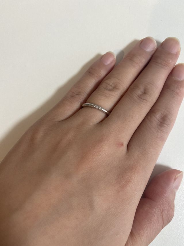 ダイヤが埋め込んであるタイプなので光の加減で光ります