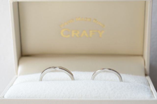 女性用は甲丸に、男性用は平打ちにしました。