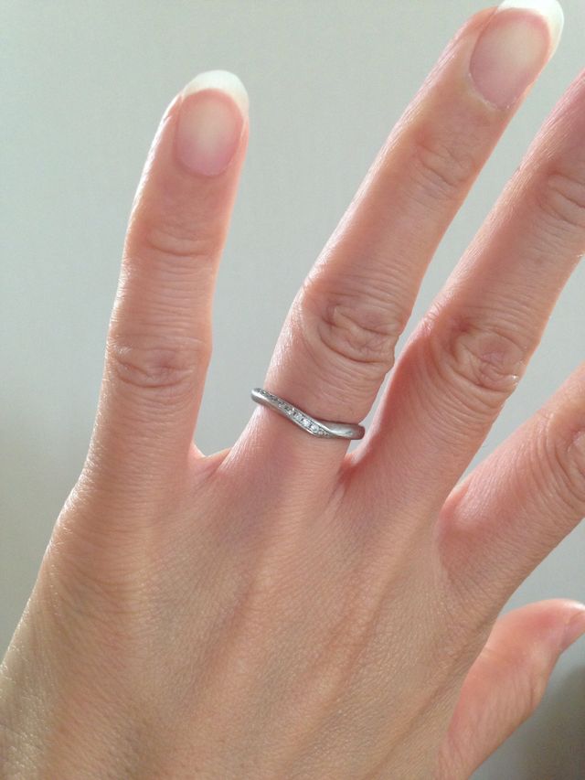 カーブに沿って、小さくカットされたダイヤが並んでいます。