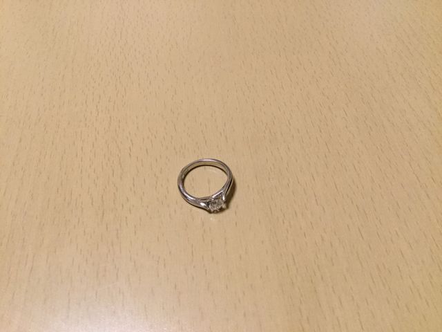 サイドからもダイヤが見える面積が多く、光を集めやすいです。