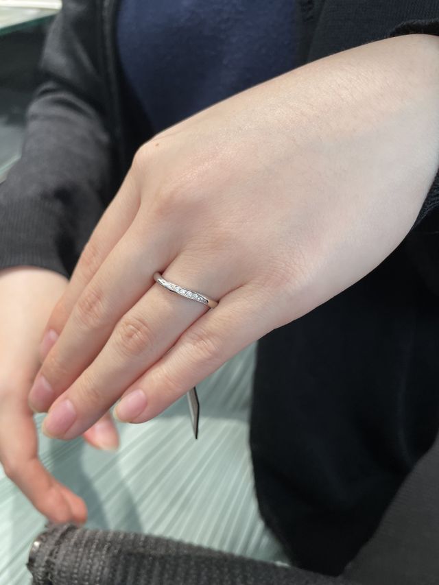 中央のダイヤは5つほどでプラチナも程よく主張があります。