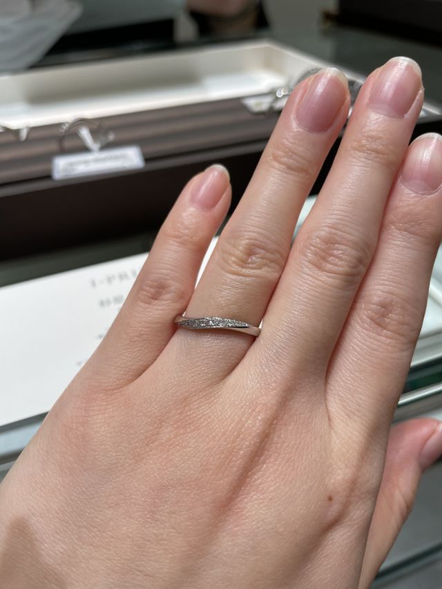 滑らかなライン上にメレダイヤが入っており上品なデザインです。