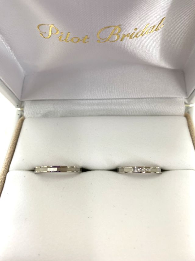 女性:ダイヤ入り2.5mm男性:ダイヤなし2.5mm



