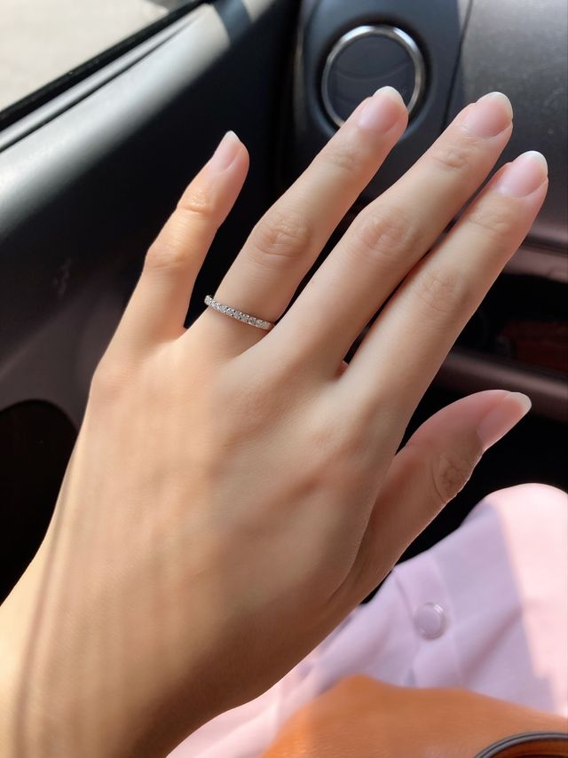 小さなダイヤがライン上に入った華やかな指輪です。