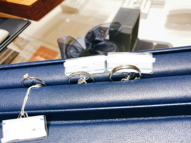 女性用指輪は真ん中、男性用は右側です。(左の婚約指輪は参考)