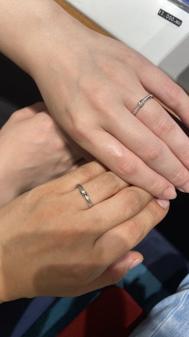 キラキラかつペア感があるリングです。