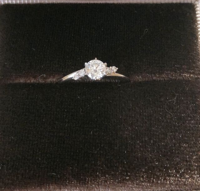 0.286カラット。デザインとのバランスも良いです。