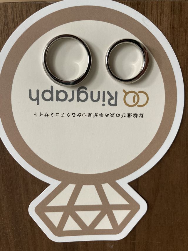 男性用はシンプルですが、女性用はダイヤが少しついています。