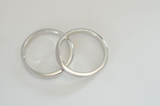 ひねりをつけたシンプルなデザインの指輪にしました。