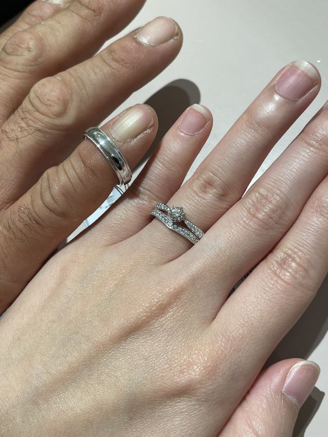 婚約指輪は華やかに、結婚指輪はミル打ちで揃えました。