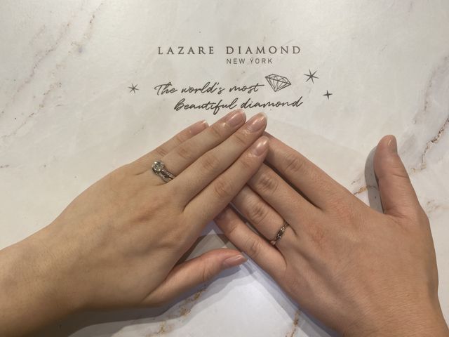 よくある結婚指輪ではなく、すこしデザインのある結婚指輪です。