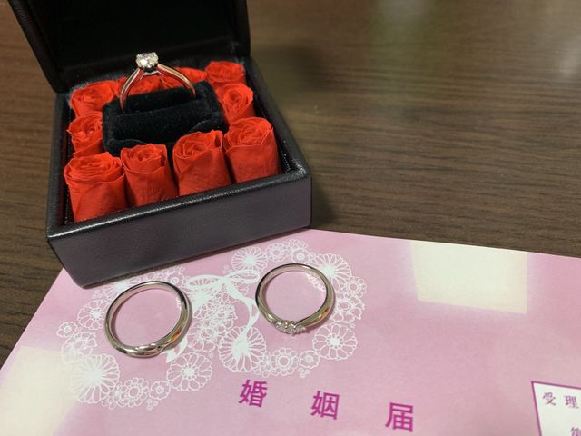 婚姻届と一緒に婚約指輪と結婚指輪を撮りました。