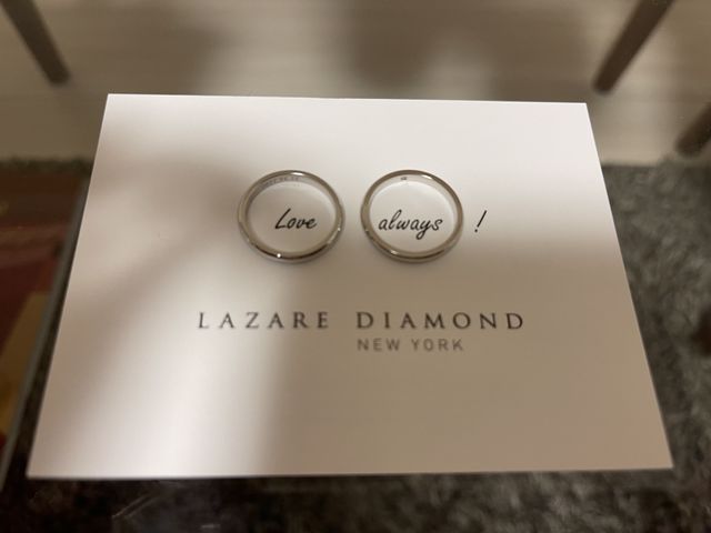 
男性用　左　模様など一切なし
女性用　右　ダイヤ３粒付き