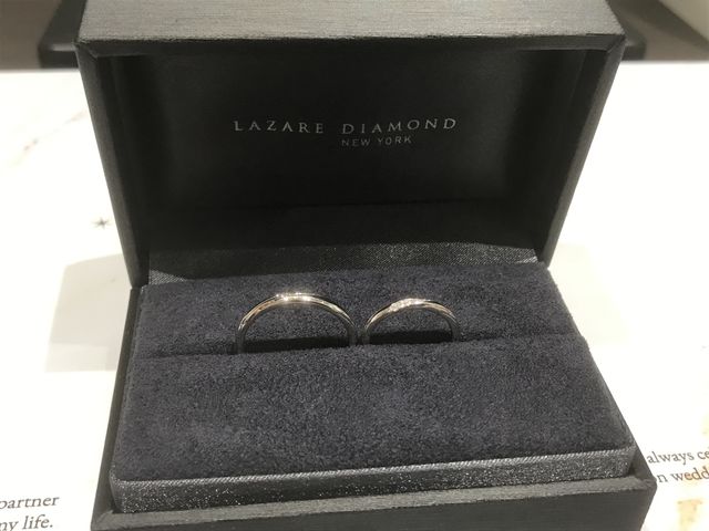 彼女の方にはダイヤが付いており輝きとデザインに惚れたそうです