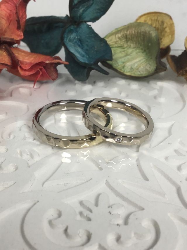 男性用はゴールドのグラデーション、女性用はシャンパンゴールド