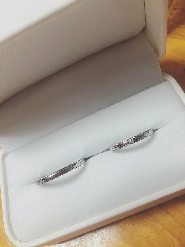 おもて面は艶出し加工（＋女性用は石付き）