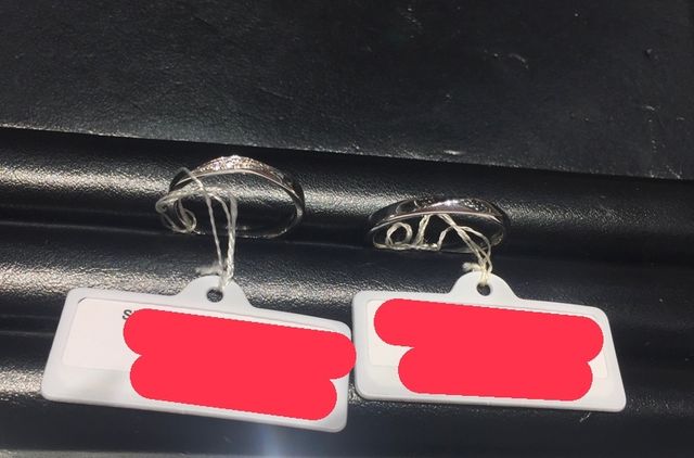 斜めに石が入ったシンプルなデザインです。